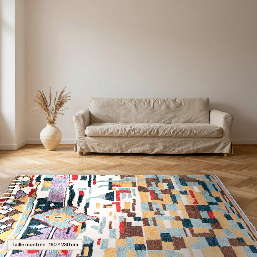 Tapis berbère coloré Massilya, patchwork bleu et ocre posé dans un salon, taille 160 × 230 cm