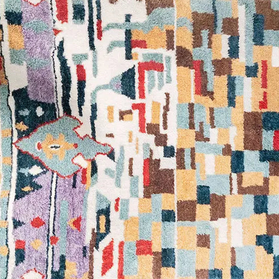 Gros plan sur le velours du tapis berbère coloré massilya, patchwork bleu et ocre
