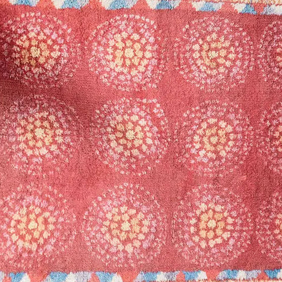 Gros plan sur le velours du tapis berbère coloré dasin, corail