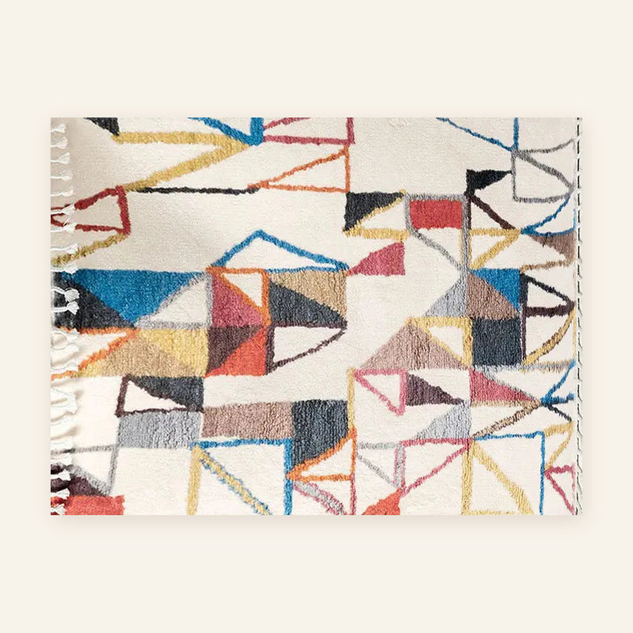 Tapis berbère coloré Maya, écru et triangles colorés, vu à plat