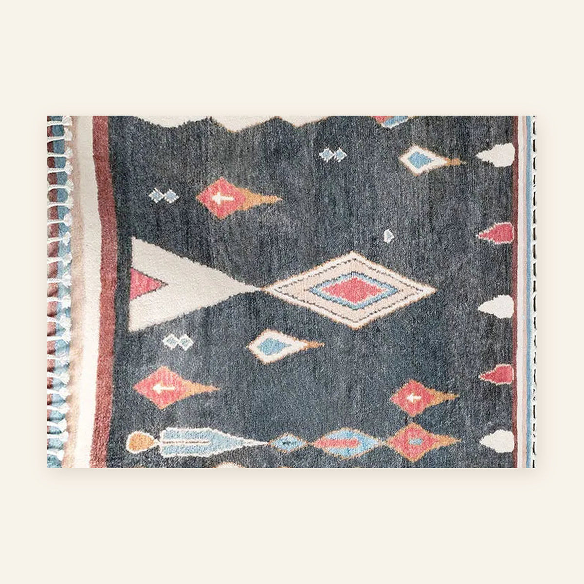 Tapis berbère coloré Matya, anthracite et rose, vu à plat