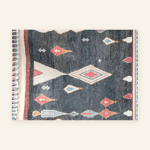 Tapis berbère coloré Matya, anthracite et rose, vu à plat