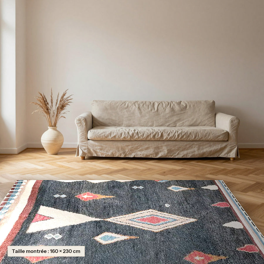Tapis berbère coloré Matya, anthracite et rose posé dans un salon, taille 160 × 230 cm