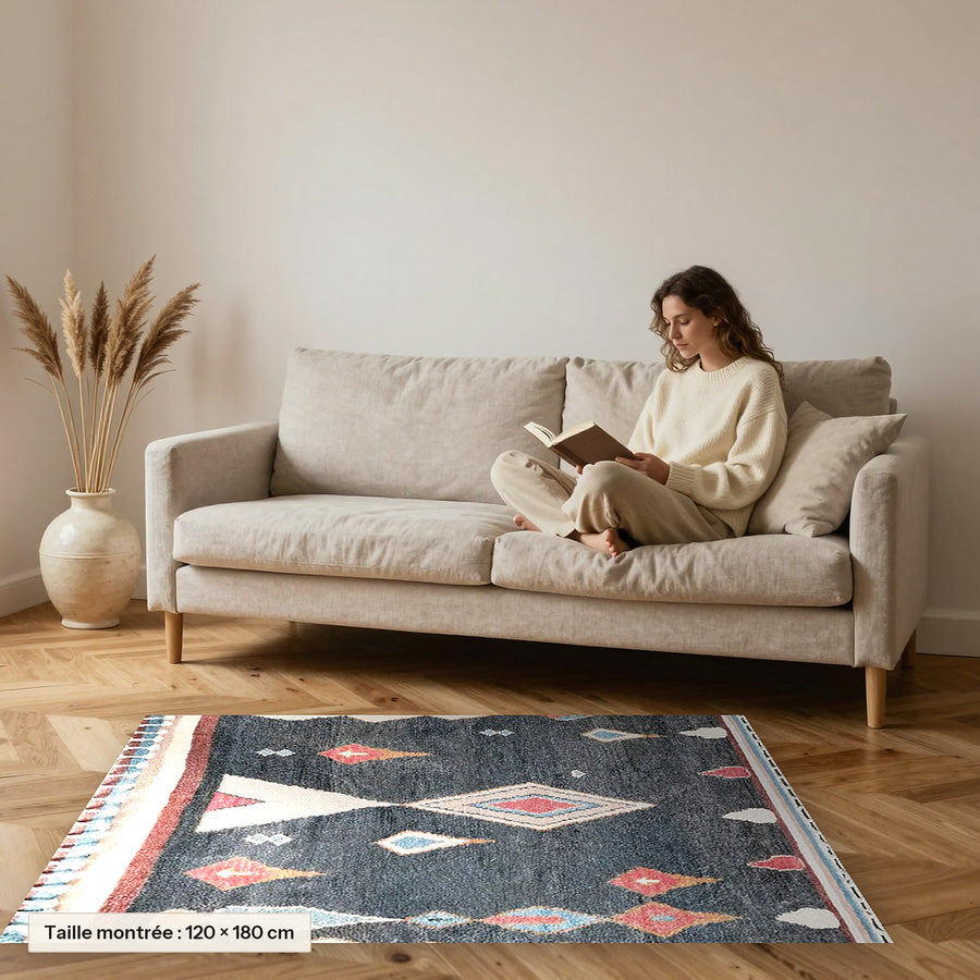 Tapis berbère coloré Matya, anthracite et rose posé devant un canapé, taille 120 × 180 cm