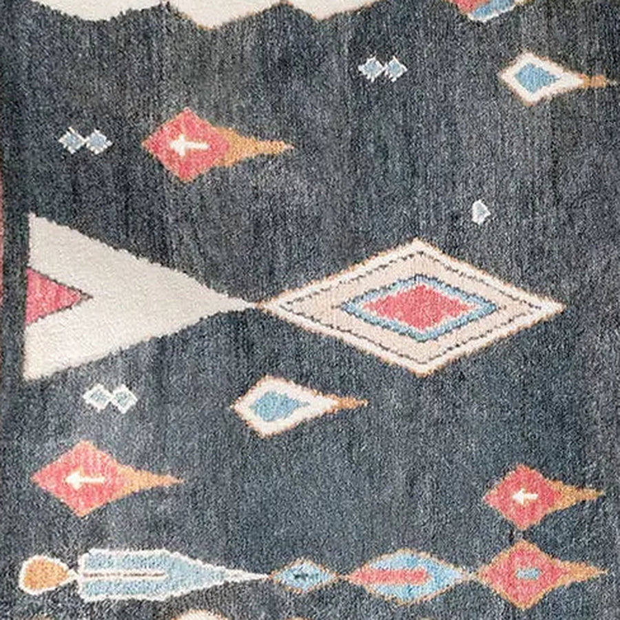 Gros plan sur le velours du tapis berbère coloré matya, anthracite et rose