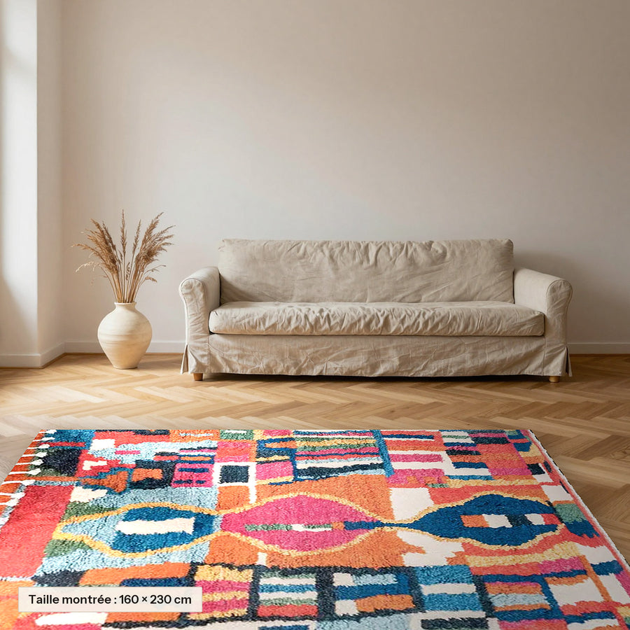Tapis berbère coloré Silin, patchwork rose et bleu posé dans un salon, taille 160 × 230 cm