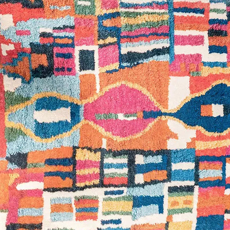 Gros plan sur le velours du tapis berbère coloré silin, patchwork rose et bleu