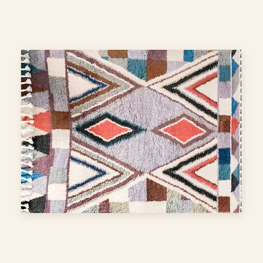 Tapis berbère coloré Numinsa, écru et chevrons colorés, vu à plat