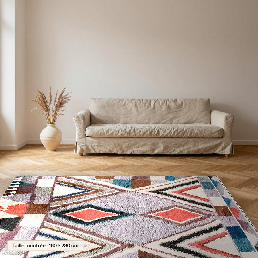 Tapis berbère coloré Numinsa, écru et chevrons colorés posé dans un salon, taille 160 × 230 cm