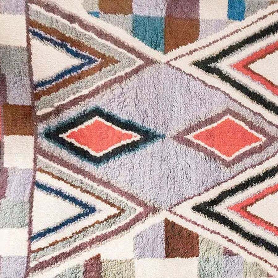 Gros plan sur le velours du tapis berbère coloré numinsa, écru et chevrons colorés