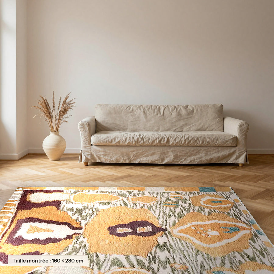 Tapis berbère coloré Tunaruz, moutarde et brun posé dans un salon, taille 160 × 230 cm