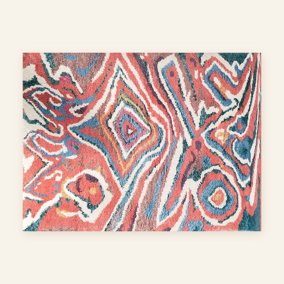 Tapis berbère coloré Idir, bleu et corail, vu à plat