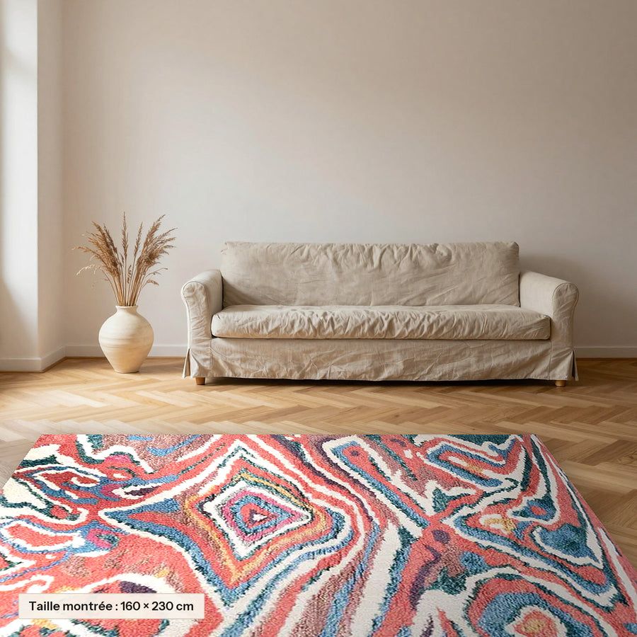 Tapis berbère coloré Idir, bleu et corail posé dans un salon, taille 160 × 230 cm