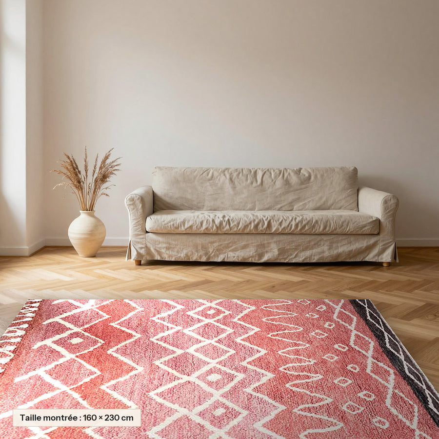 Tapis berbère coloré Itri, rose terracotta posé dans un salon, taille 160 × 230 cm