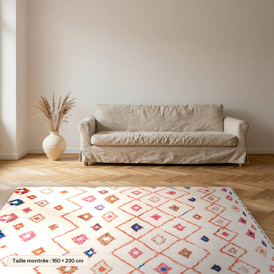 Tapis berbère coloré Amnir, écru et petits losanges posé dans un salon, taille 160 × 230 cm