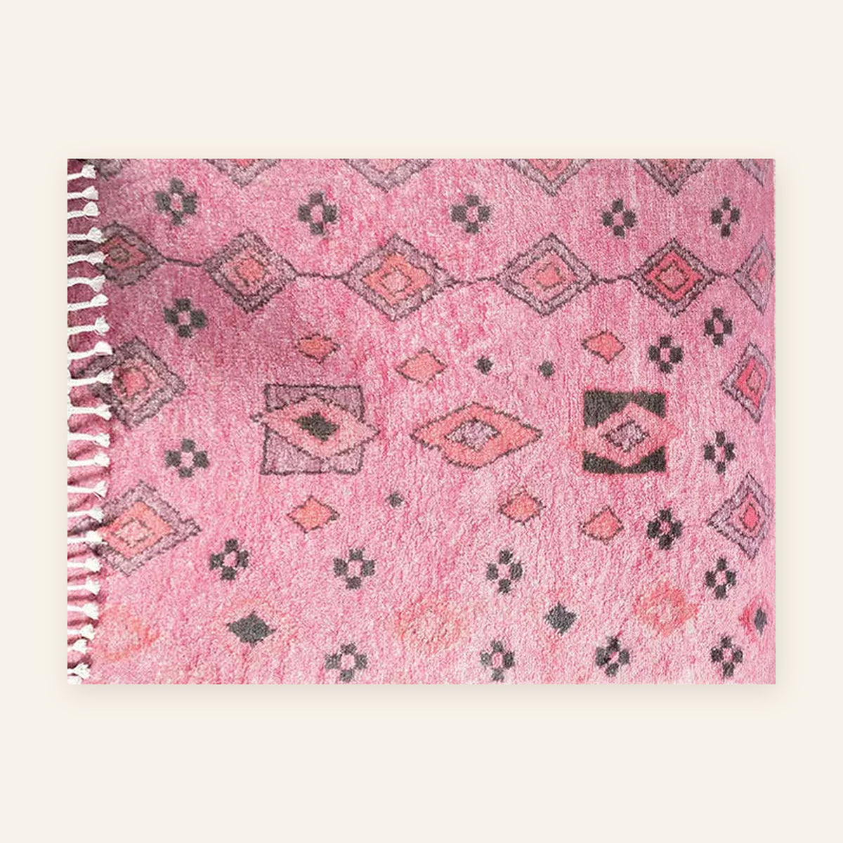Tapis berbère coloré Amanar, rose poudré, vu à plat