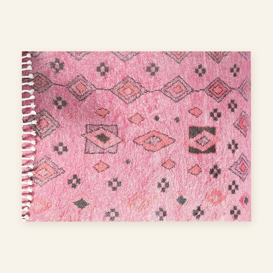 Tapis berbère coloré Amanar, rose poudré, vu à plat