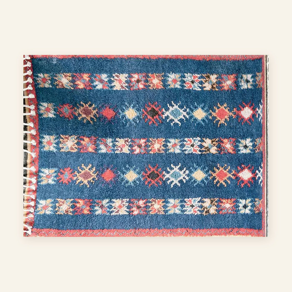 Tapis berbère coloré Ayyur, bleu rayé, vu à plat