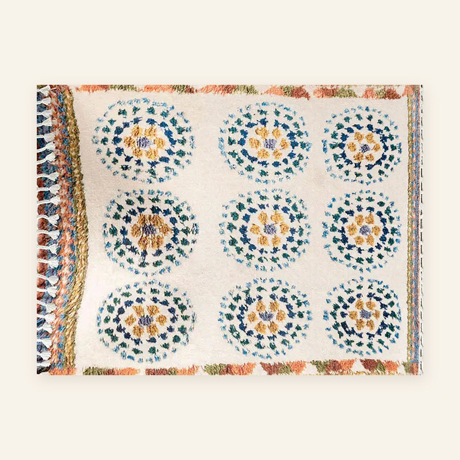 Tapis berbère coloré Ziri, écru et rosaces ocre, vu à plat