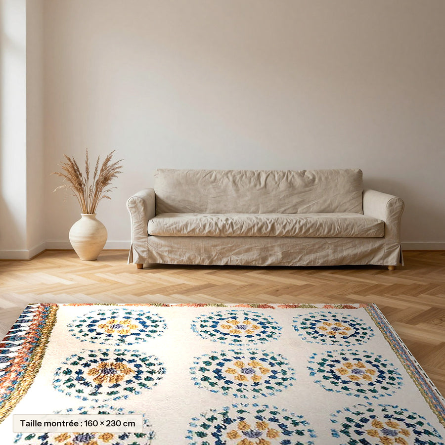 Tapis berbère coloré Ziri, écru et rosaces ocre posé dans un salon, taille 160 × 230 cm