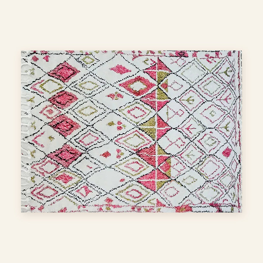 Tapis berbère coloré Amllal, écru à losanges roses, vu à plat