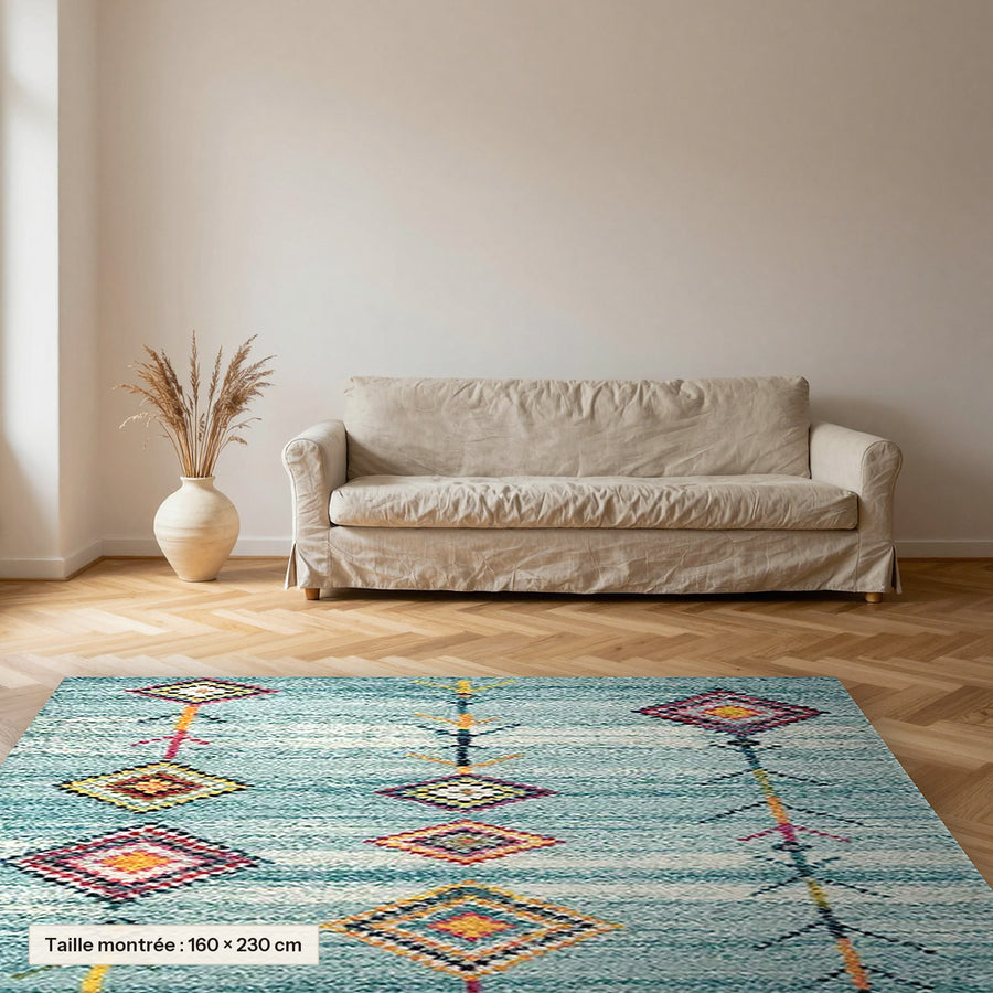 Tapis berbère coloré Masin, turquoise à losanges posé dans un salon, taille 160 × 230 cm