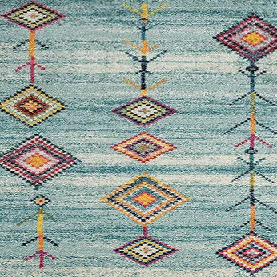 Gros plan sur le velours du tapis berbère coloré masin, turquoise à losanges