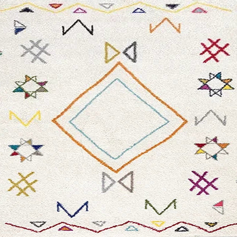 Gros plan sur le velours du tapis berbère coloré yani, écru à symboles tribaux