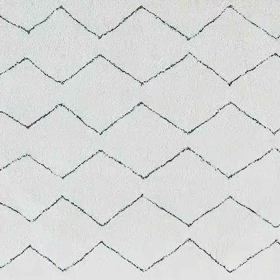 Gros plan sur le velours du tapis beni ouarain titrit, écru, grands losanges