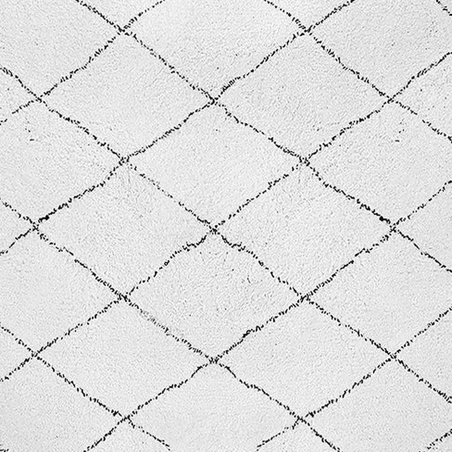 Gros plan sur le velours du tapis beni ouarain tamanart, écru, losanges fins
