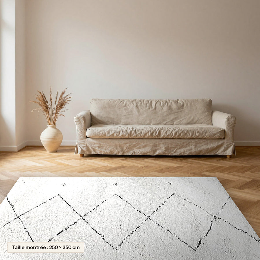 Tapis Beni Ouarain Tifawt, blanc, losanges et croix posé dans un salon, taille 250 × 350 cm