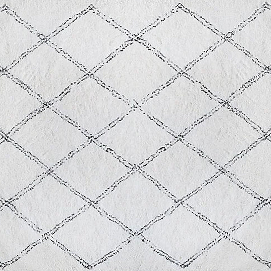 Gros plan sur le velours du tapis beni ouarain tilelli, écru et gris, losanges