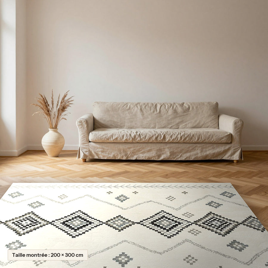 Tapis Beni Ouarain Taysa, écru à losanges gris posé dans un salon, taille 200 × 300 cm