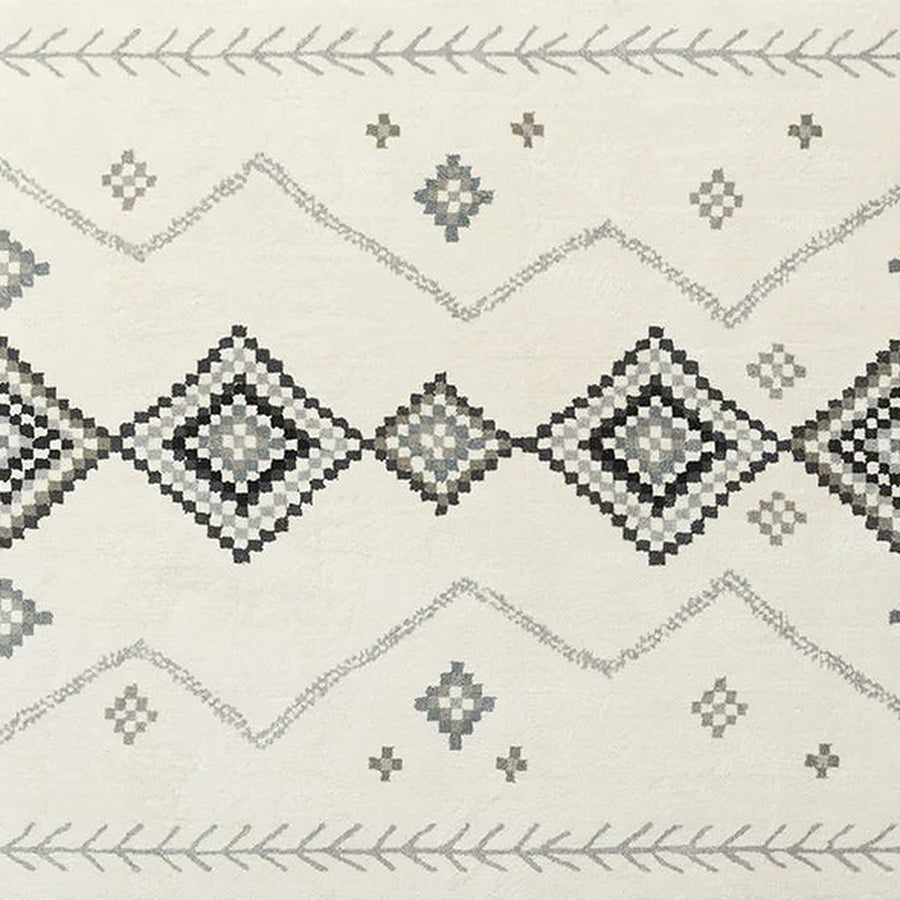 Gros plan sur le velours du tapis beni ouarain taysa, écru à losanges gris