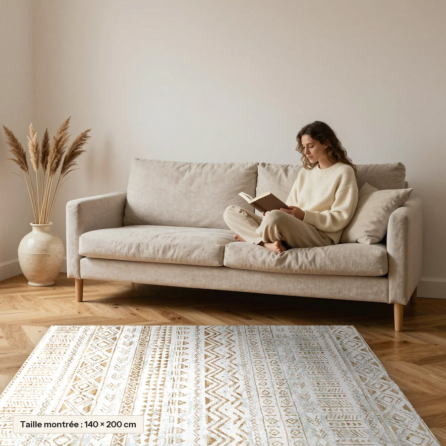Tapis Beni Ouarain Tasafut, bandes taupe posé devant un canapé, taille 140 × 200 cm