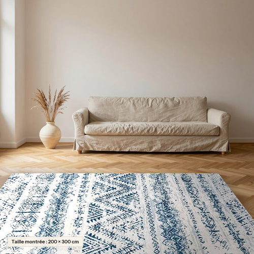Tapis Beni Ouarain Taskurt, bandes bleu délavé posé dans un salon, taille 200 × 300 cm