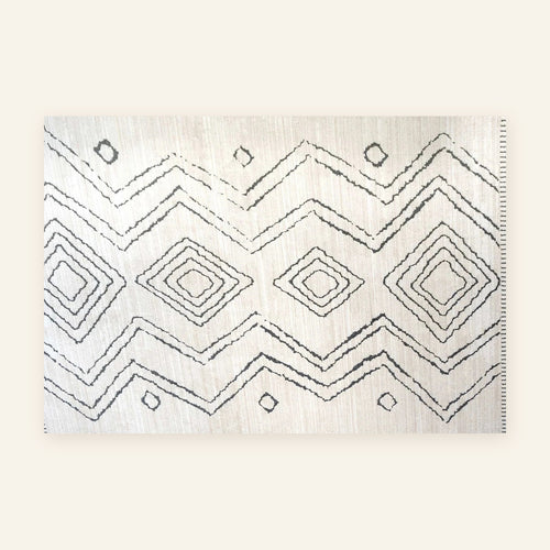 Tapis Beni Ouarain Silya, écru à zigzags encre, vu à plat
