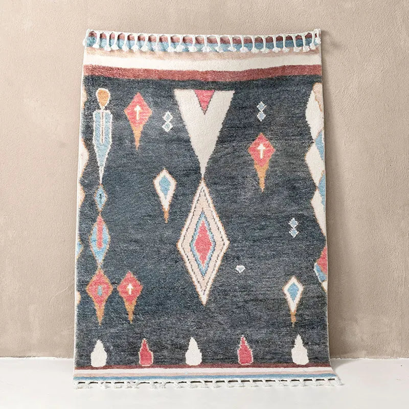 Tapis berbère coloré Matya, anthracite et rose, vu de dessus