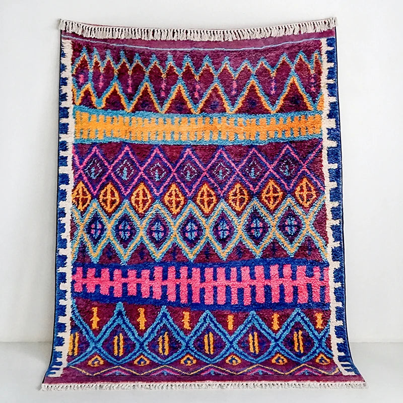 Tapis berbère coloré Thiyya, violet et rose, vu de dessus