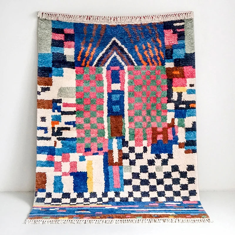 Tapis berbère coloré Tifsa, écru et damier coloré, vu de dessus