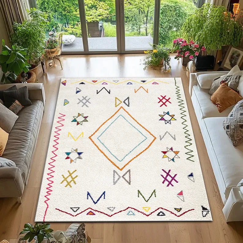Tapis berbère coloré Yani, écru à symboles tribaux, vu de dessus